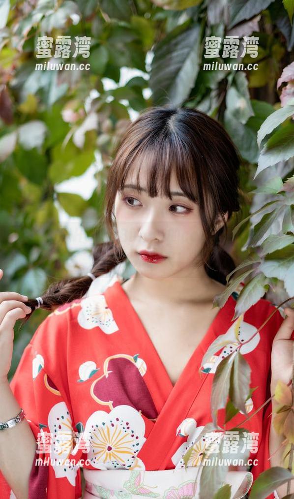 快来下载Hana Bunny的cos剧情，在沙发上乐翻天！